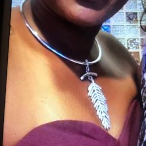 Gorgeous drop leaf rhinestone choker